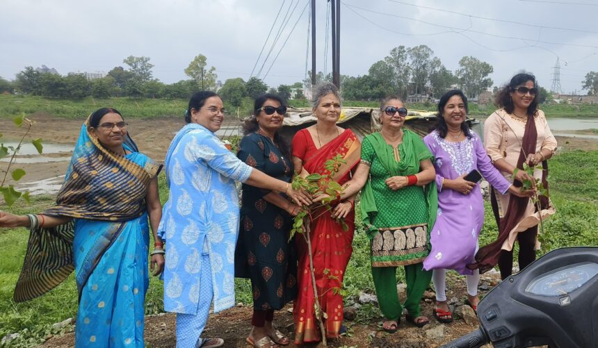 अंसल टाउन के रहवासियों ने किया वृक्षारोपण