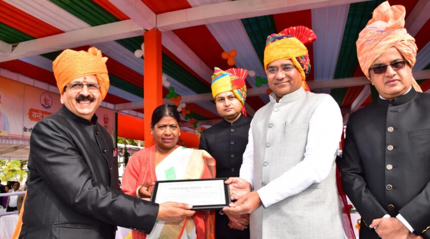 गणतंत्र दिवस पर सहायक निदेशक सम्मानित